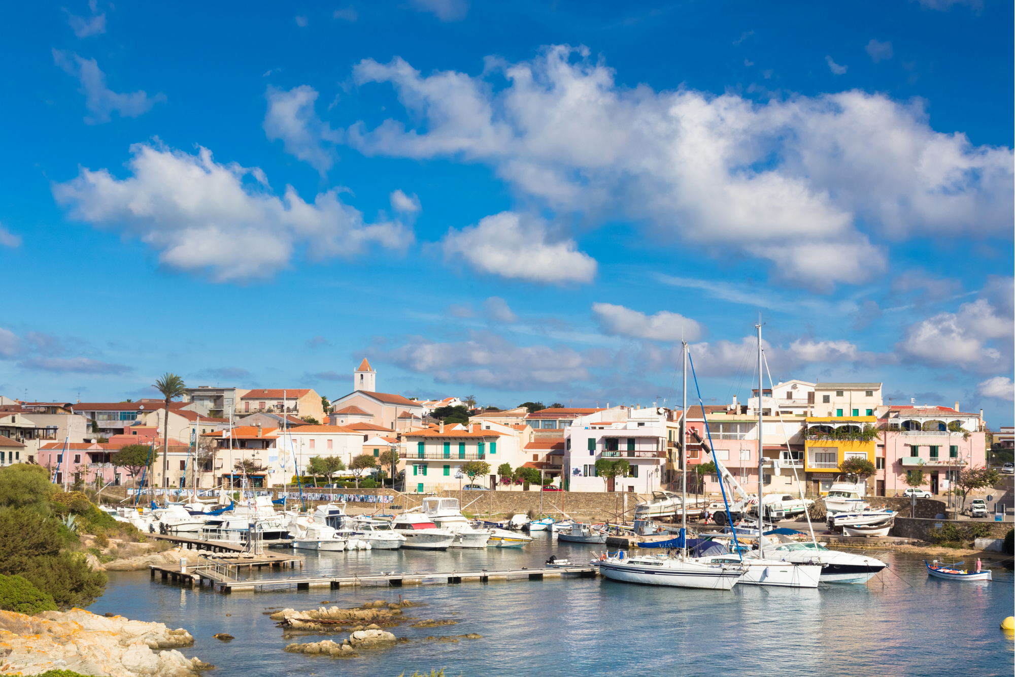 Le barche nel porto del borgo di Stintino
