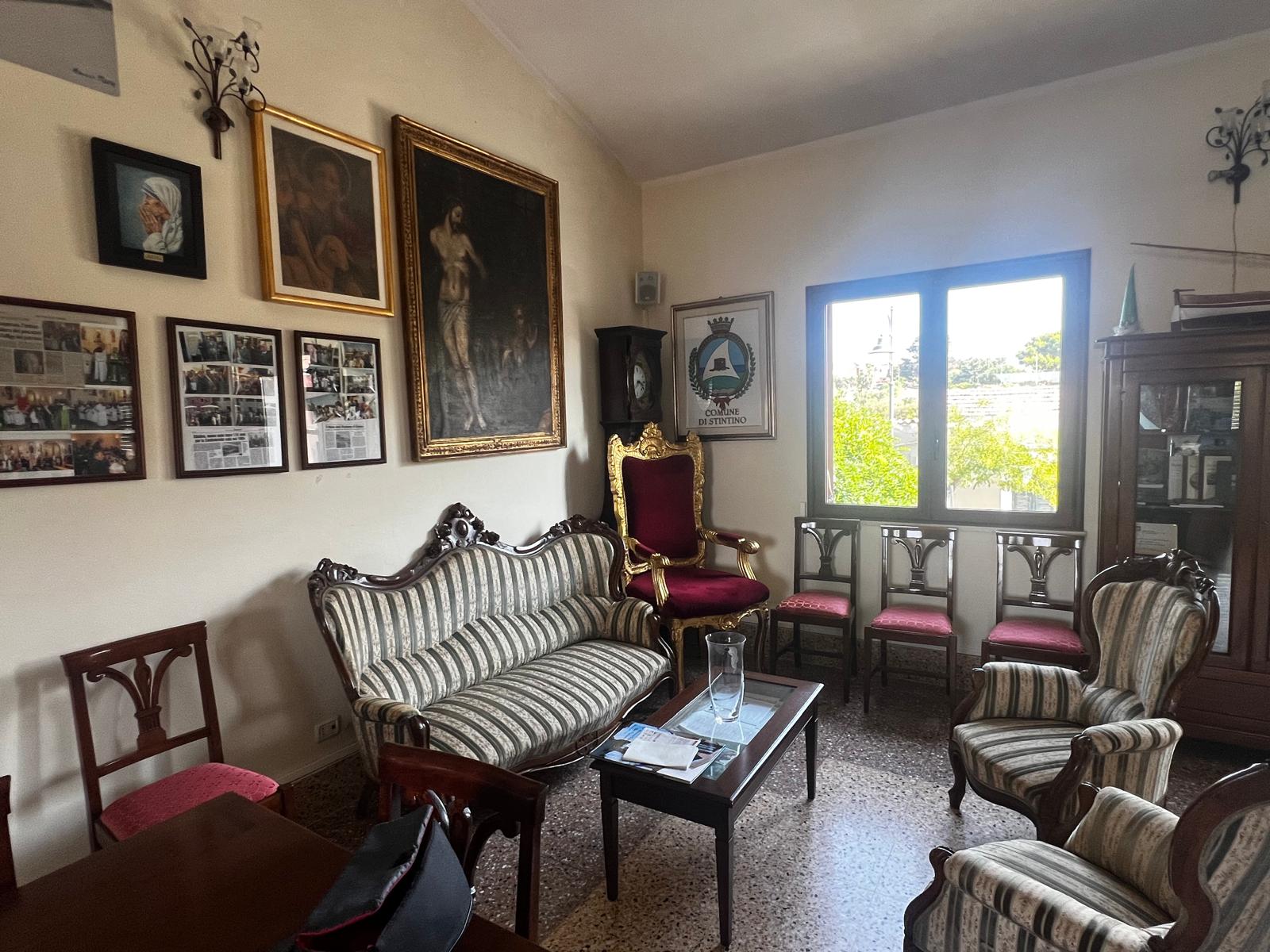 Il salotto e le fotografie della Confraternita
