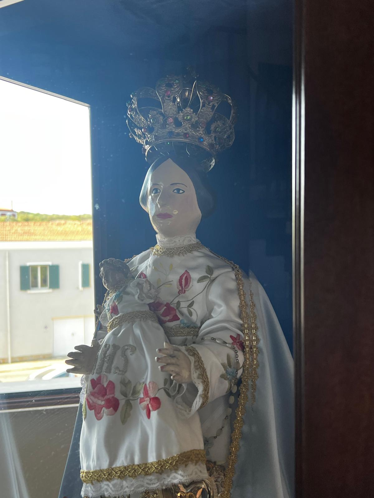 Il volto e la corona del simulacro