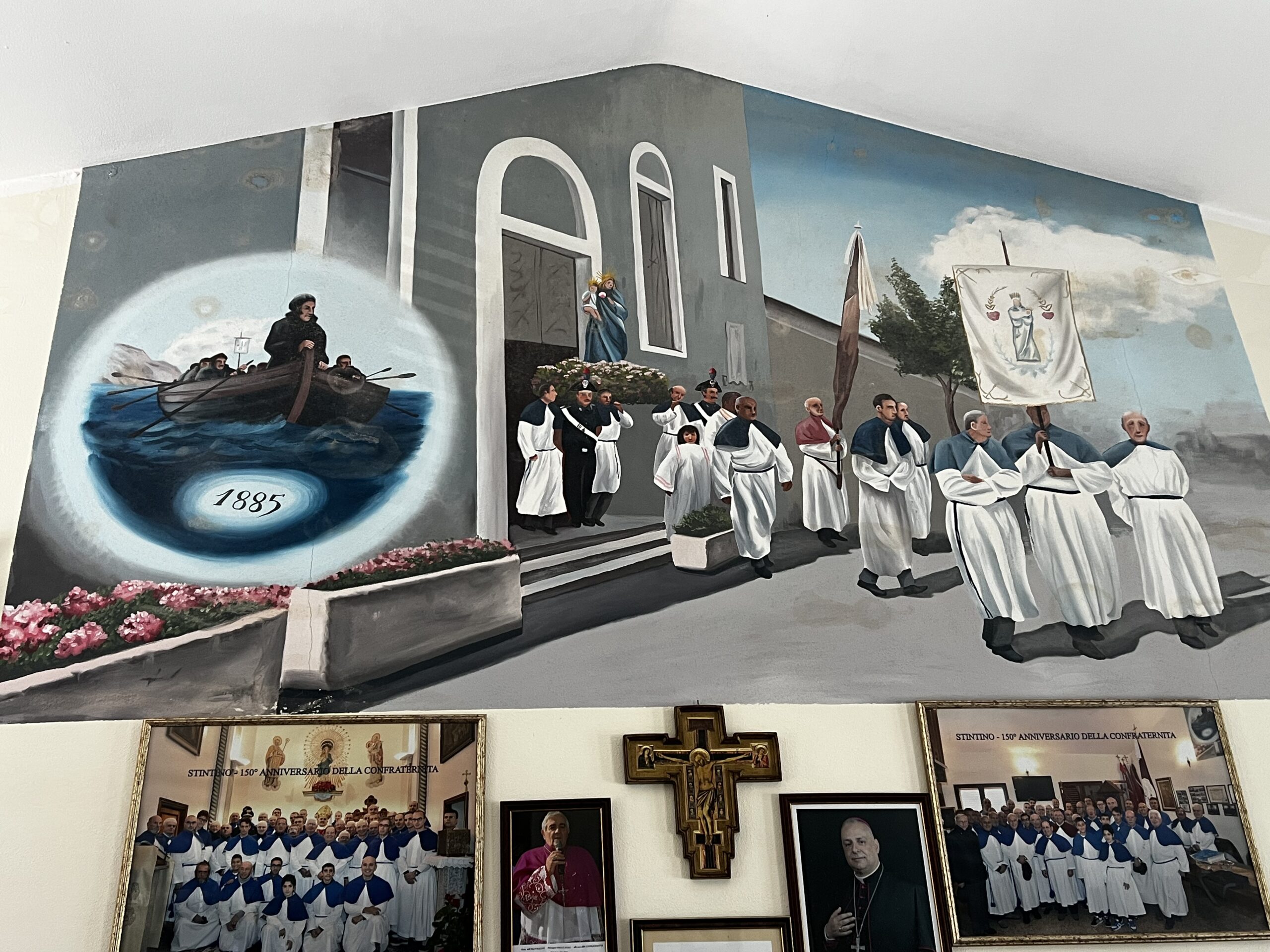 Murale nella sede della Confraternita raffigurante l'arrivo via mare del 1885 e la processione dei confratelli