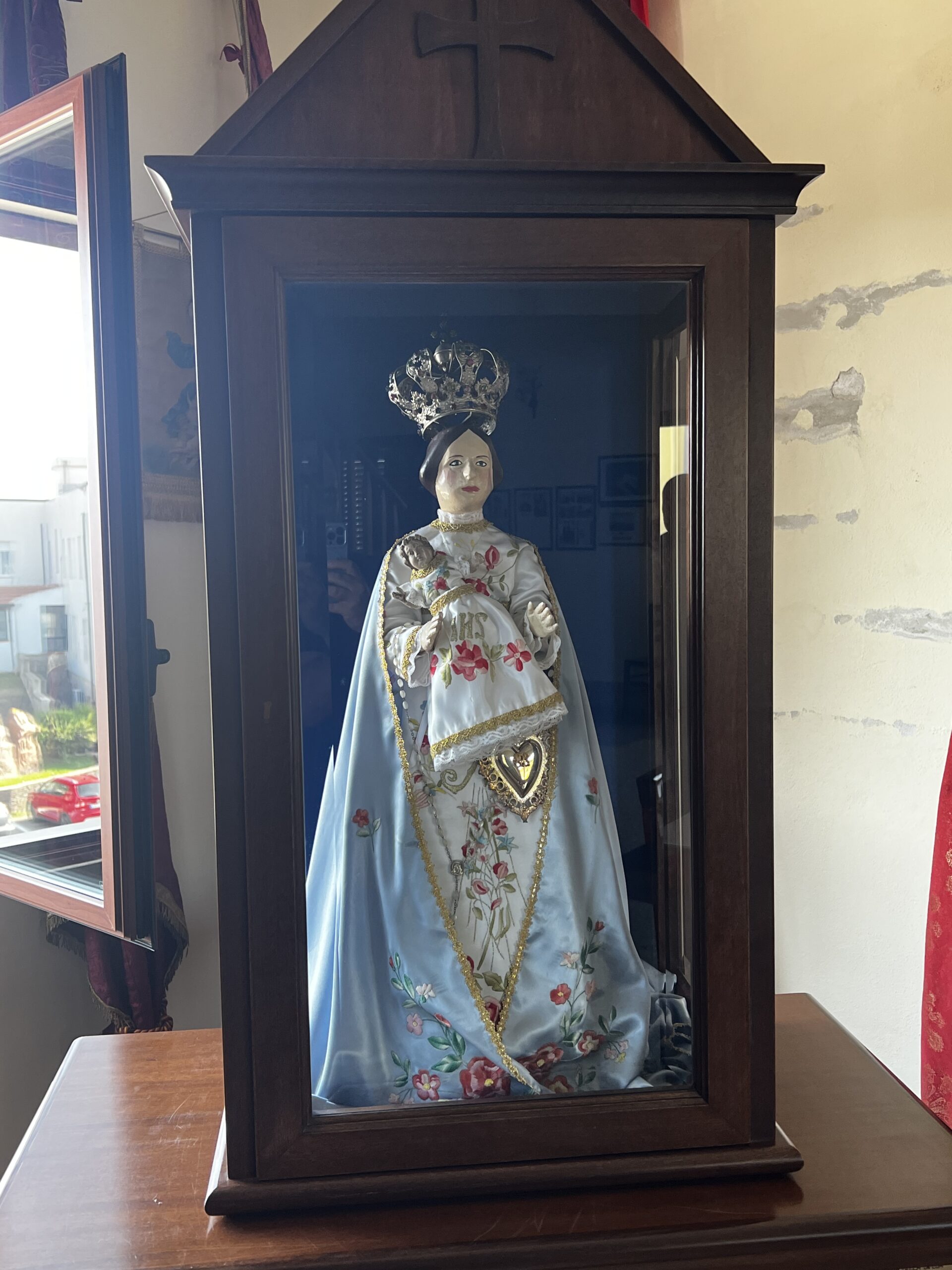Simulacro della Madonna della Difesa custodito nella teca in legno della sede